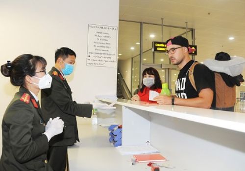 Giám sát y tế khép kín với người nhập cảnh